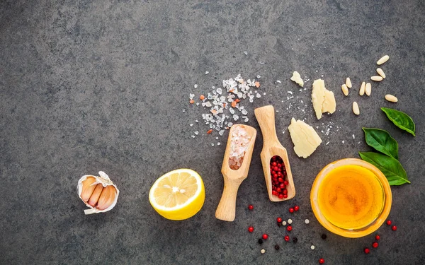 Os ingredientes para o molho caseiro pesto manjericão, queijo parmesão — Fotografia de Stock