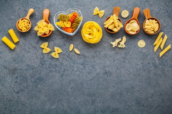 İtalyan gıda kavramı ve menü tasarımı. Makarna çok çeşitli tür