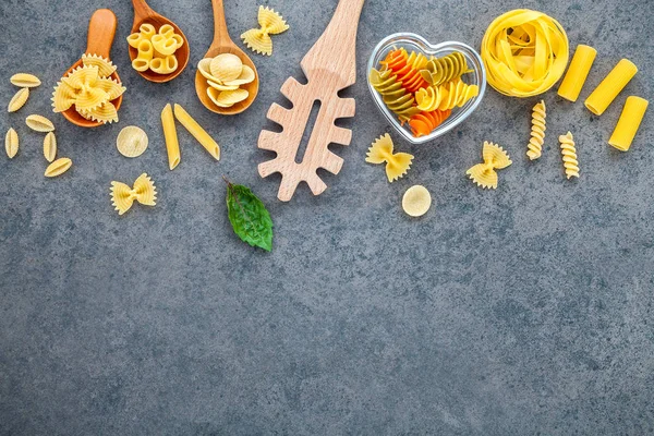 İtalyan gıda kavramı ve menü tasarımı. Makarna çok çeşitli tür