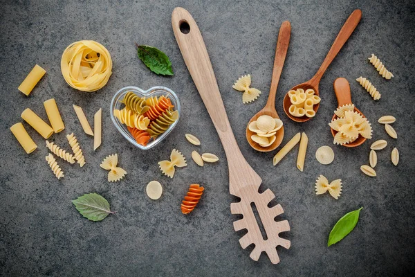 İtalyan gıda kavramı ve menü tasarımı. Makarna çok çeşitli tür