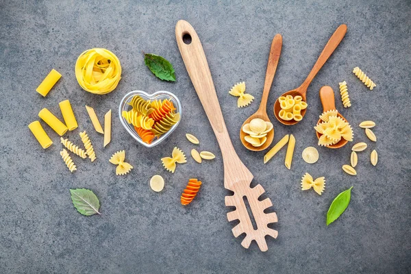 İtalyan gıda kavramı ve menü tasarımı. Makarna çok çeşitli tür