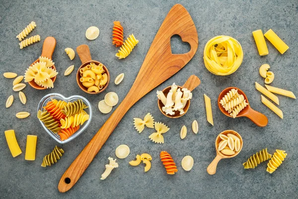 İtalyan gıda kavramı ve menü tasarımı. Makarna çok çeşitli tür