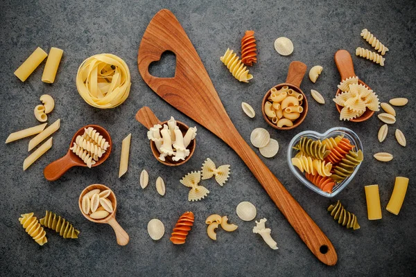 İtalyan gıda kavramı ve menü tasarımı. Makarna çok çeşitli tür