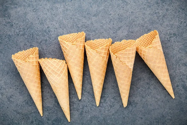 Flat lay coleção de cones de sorvete no fundo de pedra escura. B — Fotografia de Stock