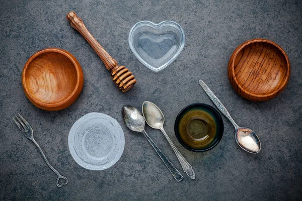 Różnych gotowanie granica naczynia. Drewniane miski, vintage łyżki — Zdjęcie stockowe
