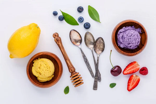 Helado plano con varias frutas frambuesa, arándano, str — Foto de Stock