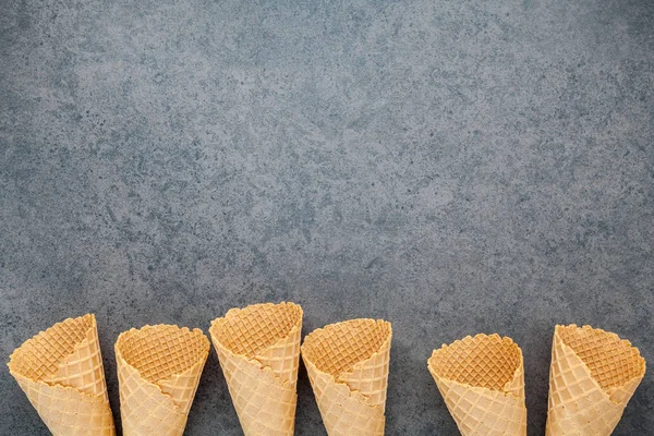 Colecciones planas de helados sobre fondo de piedra oscura. B) —  Fotos de Stock