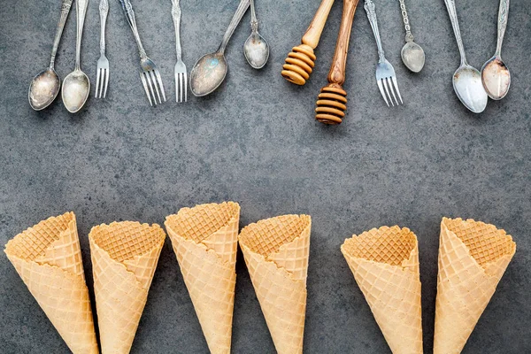 Flat lay coleção de cones de sorvete, colheres, garfo e mel mergulho — Fotografia de Stock