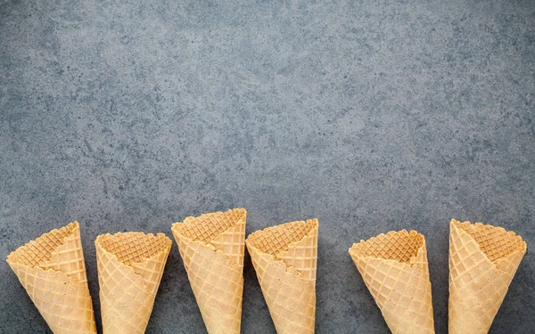 Karanlık taş zemin üzerine düz yatıyordu dondurma koni koleksiyonu. B