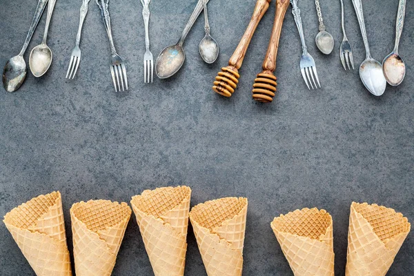 Flat lay coleção de cones de sorvete, colheres, garfo e mel mergulho — Fotografia de Stock