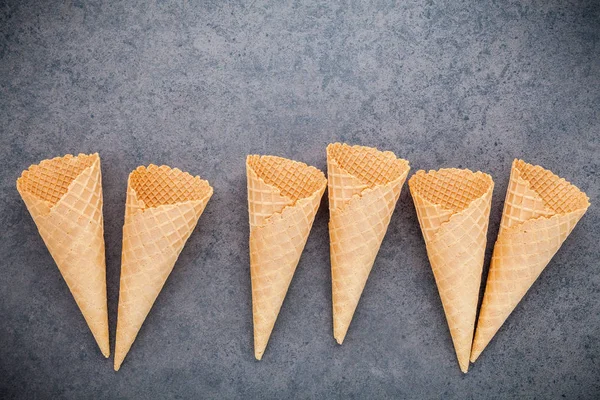 Flat lay coleção de cones de sorvete no fundo de pedra escura. B — Fotografia de Stock