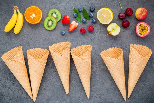 Plat lag verschillende vruchten framboos, bosbes, aardbei, sinaasappel — Stockfoto