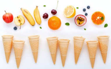 Düz çeşitli taze meyve yaban mersini, çilek, portakal, yasak yatıyordu.