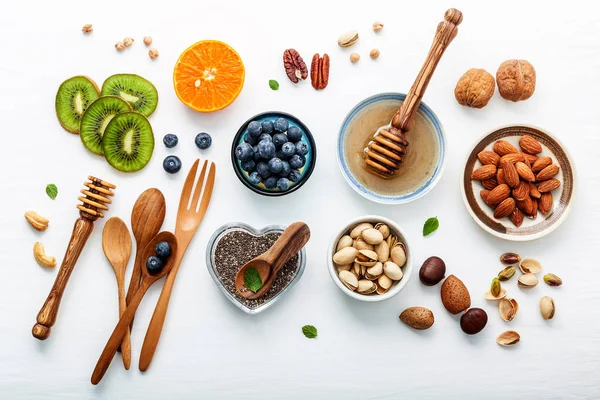 配料为健康食品的背景下、 坚果、 蜂蜜、 浆果 — 图库照片