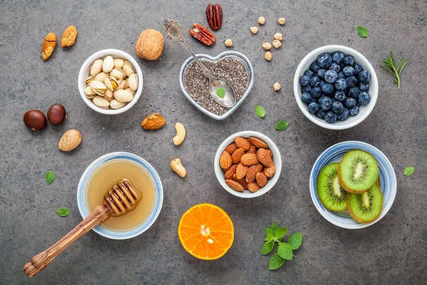 Ингредиенты для здоровой пищи фон, орехи, мед, ягоды — стоковое фото