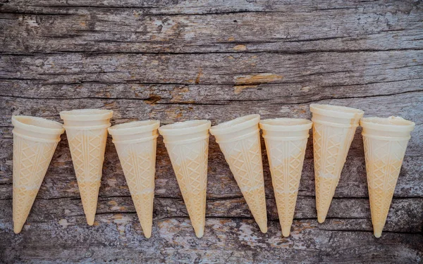 Flat lay coleção de cones de sorvete no fundo de madeira gasto — Fotografia de Stock