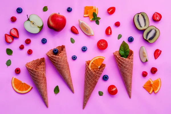 Cones e vários frutos coloridos framboesa, mirtilo, morango — Fotografia de Stock