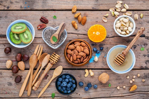 Ingredienti per uno sfondo cibi sani, noci, miele, bacche — Foto Stock