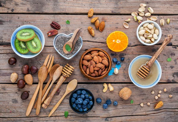 Інгредієнти для здорового харчування фон, горіхи, мед, ягоди — стокове фото