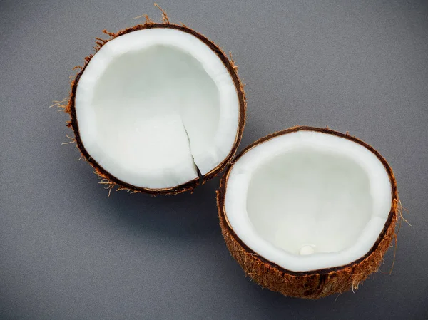 회색 배경에 코코넛 껍질의 전체 평면 배치 및 spac 복사 — 스톡 사진