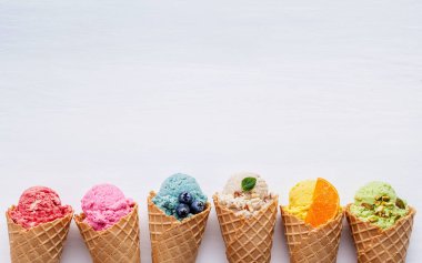 Dondurma koni yaban mersini, çilek, pist tadında çeşitli