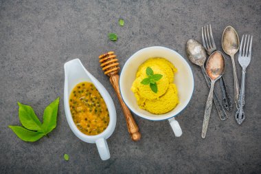 Dondurma tutku meyve tadında vintage kase se bileşimi