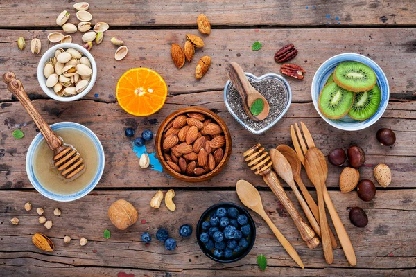 Ingredientes para um fundo de alimentos saudáveis, nozes, mel, bagas — Fotografia de Stock