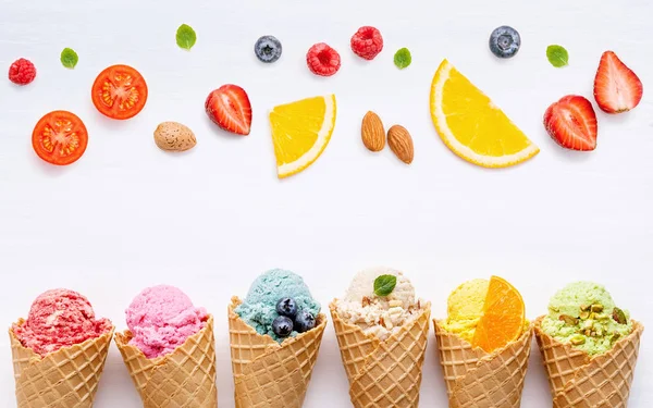 Διάφορα γεύση παγωτού σε κώνους βατόμουρου, φράουλας, pist — Φωτογραφία Αρχείου