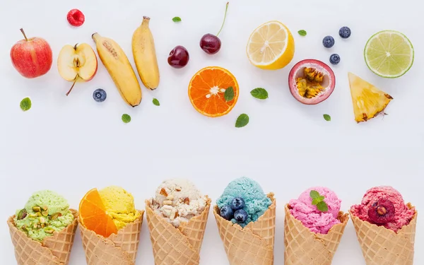 Vários de sabor de sorvete em cones mirtilo, morango, pist — Fotografia de Stock