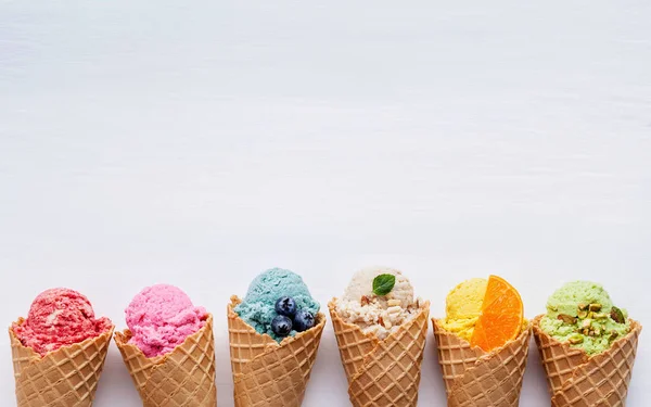 Olika av glassmak i kottar blåbär, jordgubb, pist — Stockfoto