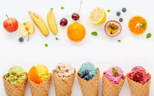 Verschiedene Eissorten in Zapfen Blaubeere, Erdbeere, Pist — Stockfoto