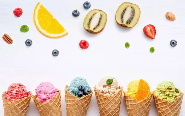 블루베리, 딸기, pist 콘에에서 아이스크림 맛의 다양 한 — 스톡 사진