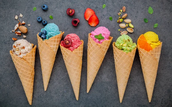 Vari di sapore di gelato in coni mirtillo, fragola, pist — Foto Stock