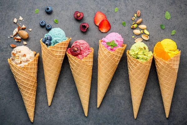 Vari di sapore di gelato in coni mirtillo, fragola, pist — Foto Stock