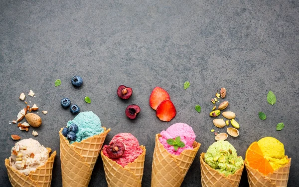 Varios de helado sabor en conos de arándanos, fresas, pist —  Fotos de Stock