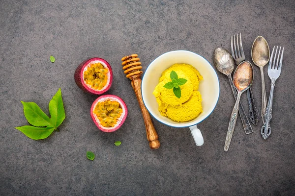 Dondurma tutku meyve tadında vintage kase se bileşimi