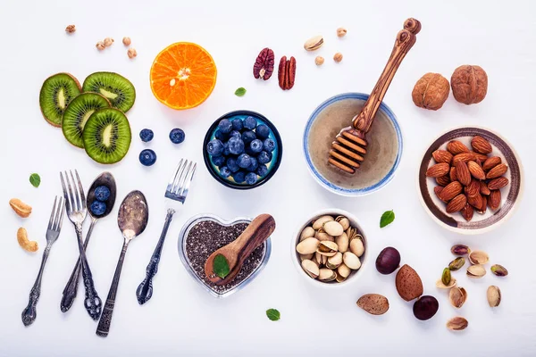 Ingredienser för en hälsosam mat bakgrund, nötter, honung, bär — Stockfoto