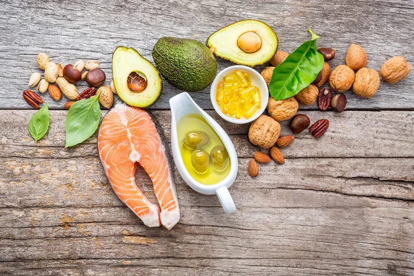 Auswahl von Nahrungsquellen mit Omega-3-Fettsäuren und ungesättigten Fettsäuren. superfoo — Stockfoto