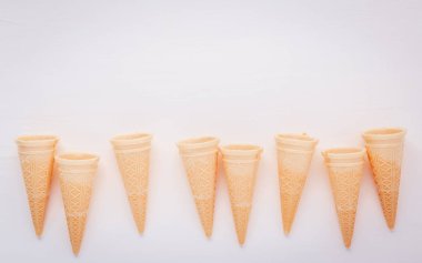 Düz beyaz arka plan üzerinde çeşitli taze meyve yaban mersini, çilek, portakal, muz, tutku meyve, elma ve kiraz Kur yatıyordu. Yaz ve tatlı menüsü kavramı.