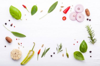 Yemek ingrediens nane, fesleğen, biberiye, kekik, adaçayı ve limon kekik düz lay ve kopya alanı Beyaz ahşap zemin üzerine için çeşitli taze otlar.
