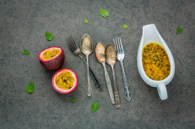 Taze tutku meyve karanlık taş arka plan üzerinde kurmak. Tutku meyve ve biber nane suyuyla bırakır. Sağlıklı gıda backgroud kavramı.