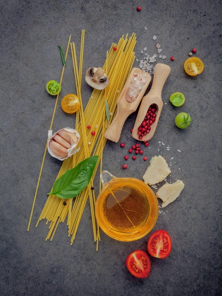 Italiaans Eten Concept Spaghetti Met Ingrediënten Zoete Basilicum Tomaat Knoflook — Stockfoto