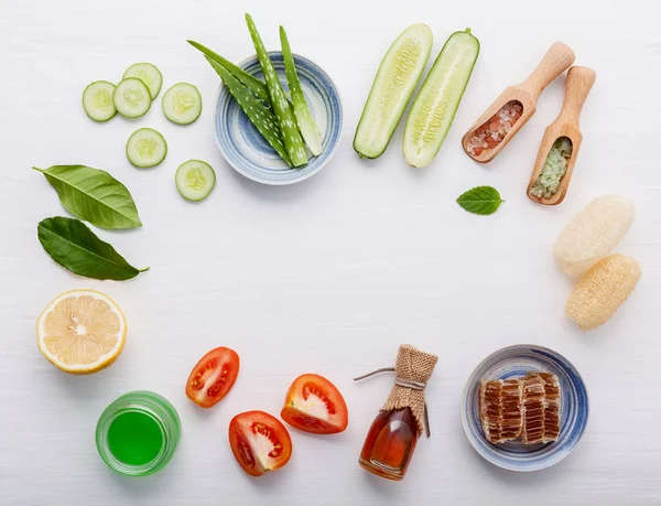 Naturliga Växtbaserade Hudvårdsprodukter Top Visa Ingredienser Gurka Aloe Vera Citron — Stockfoto