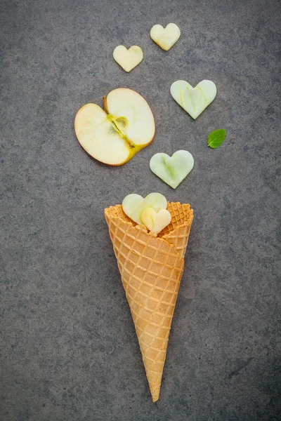 Apfelscheibe Waffelzapfen Und Herzförmige Apfelaufstellung Auf Dunklem Steinhintergrund Valentinstag Und — Stockfoto