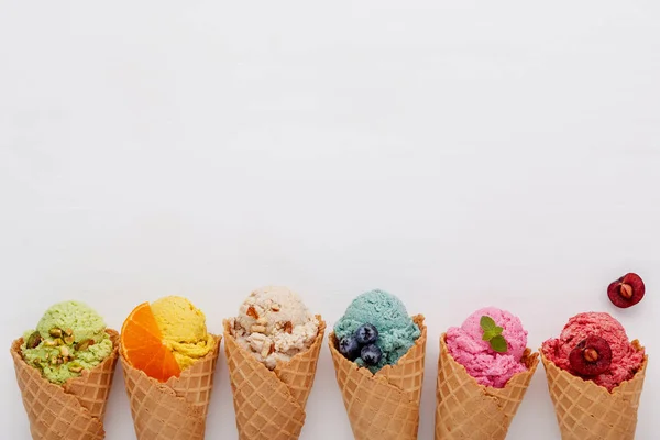 Verschiedene Eissorten Zapfen Blaubeere Erdbeere Pistazien Mandeln Orange Und Kirsche — Stockfoto