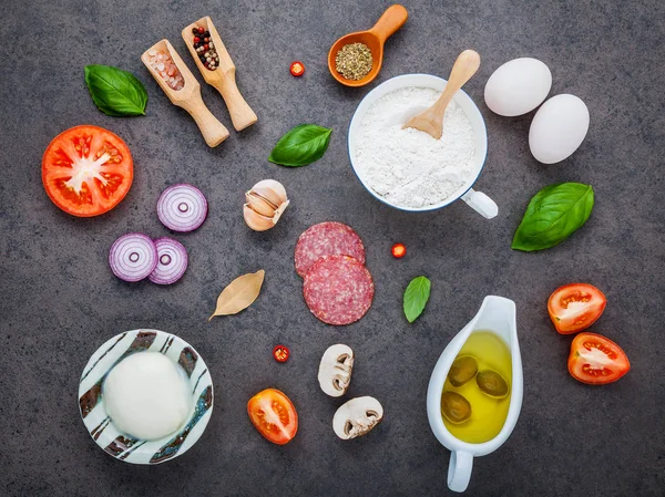 Ingredienti Pizza Fatta Casa Con Ingredienti Basilico Dolce Pomodoro Aglio — Foto Stock