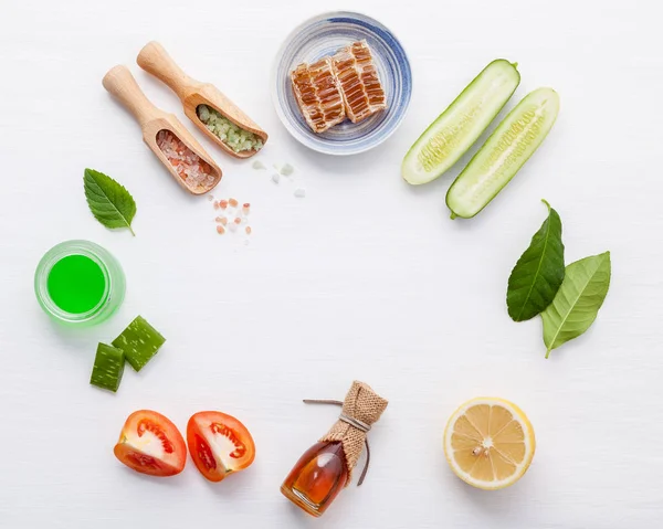 Naturliga Växtbaserade Hudvårdsprodukter Top Visa Ingredienser Gurka Aloe Vera Citron — Stockfoto