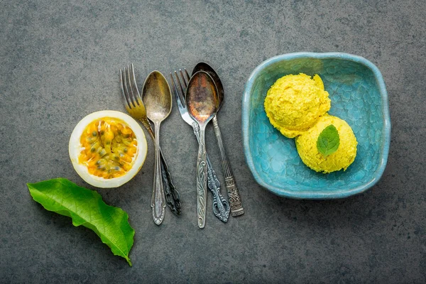 Composizione Del Gelato Gusto Frutto Della Passione Ciotola Vintage Messa — Foto Stock