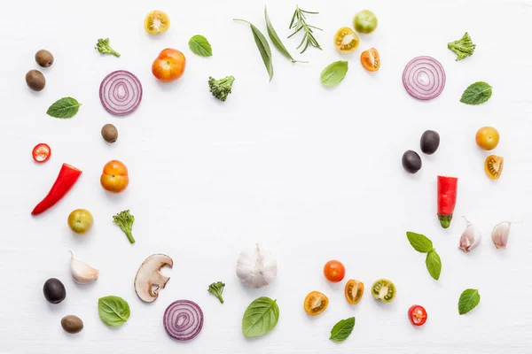 Διάφορα Φρέσκα Λαχανικά Και Μυρωδικά Άσπρο Φόντο Υλικά Για Μαγείρεμα — Φωτογραφία Αρχείου