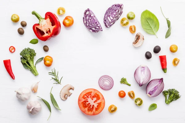 Vários Vegetais Frescos Ervas Fundo Branco Ingredientes Para Cozinhar Conceito — Fotografia de Stock